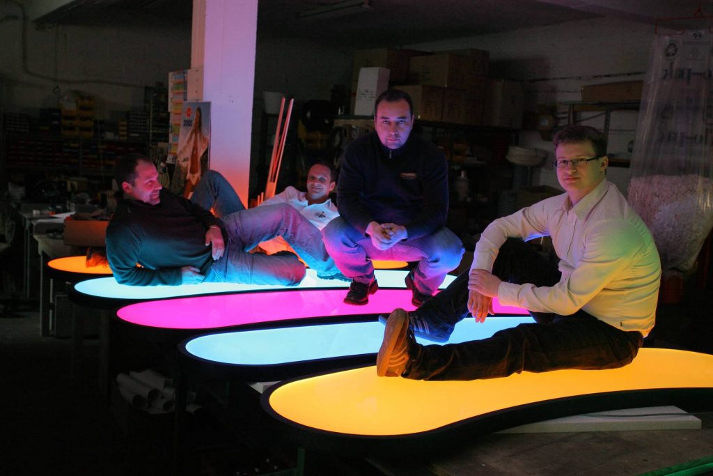 led floor mit menschen